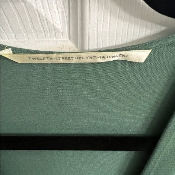 Twelfth Street by Cynthia Vincent Plunge Neck Long Sleeve Top Size M - Picture 3 of 4